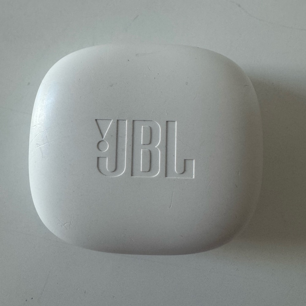 JBL White Earbuds Charging Case